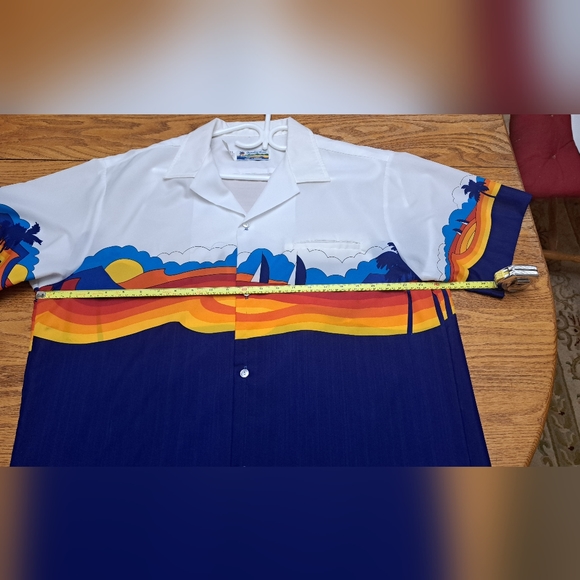 Vintage 1990's Shoreline Short Sleeve Hawaiian Shirt. - Picture 9 of 11